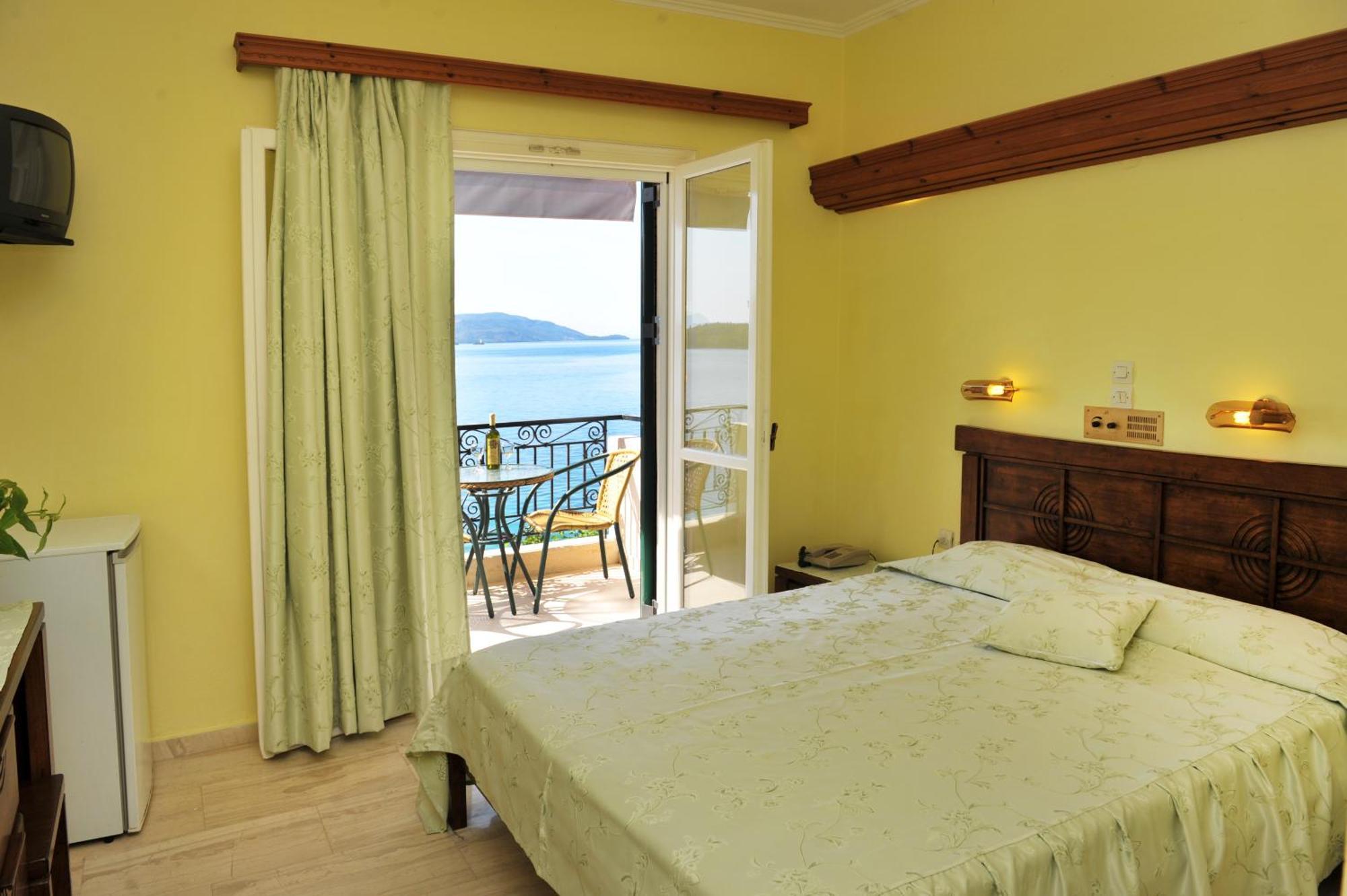Logan'S Beach Hotel Nidhrion Exteriör bild