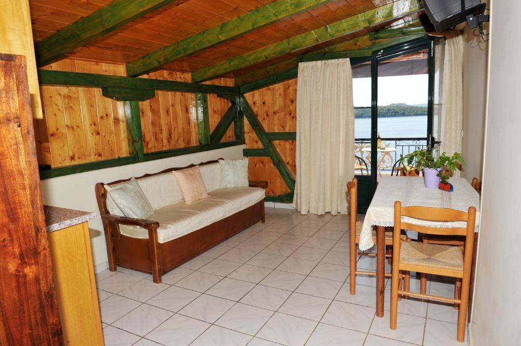 Logan'S Beach Hotel Nidhrion Rum bild